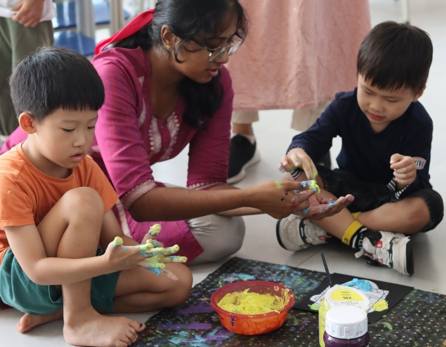 children painting